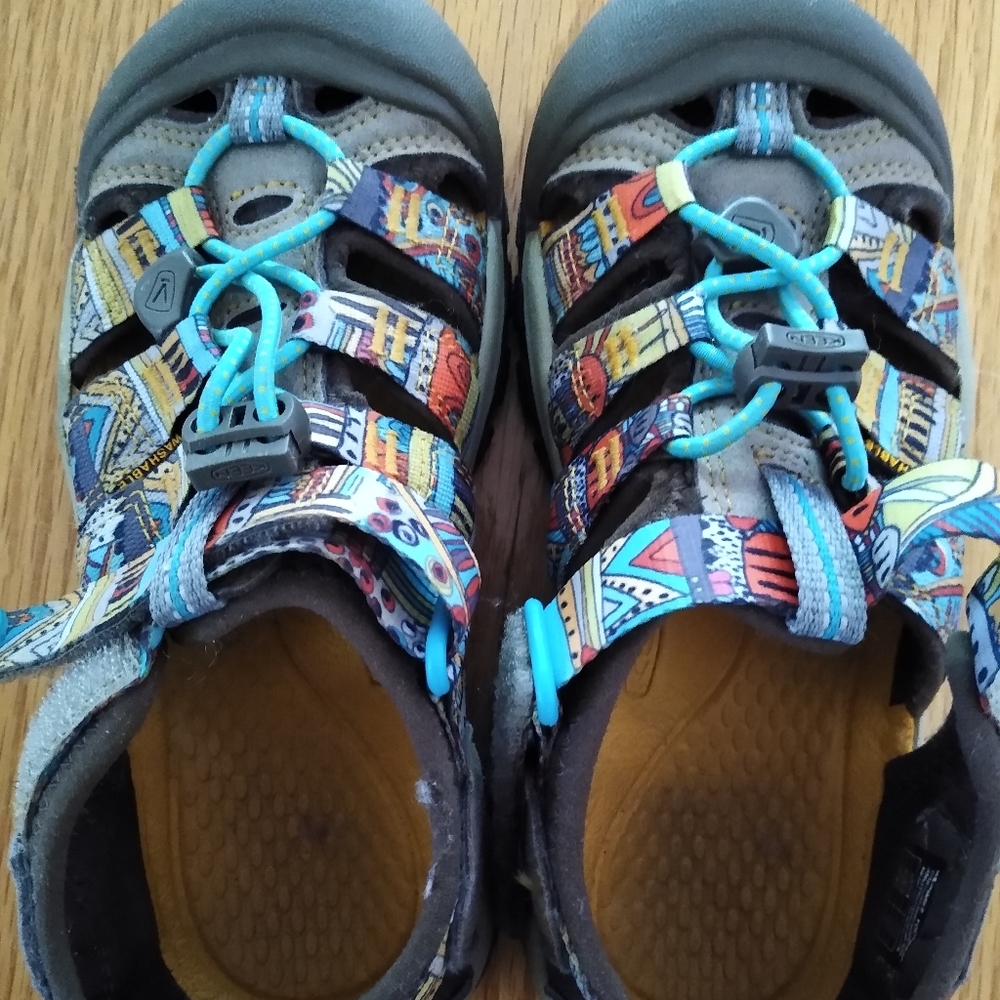 Keen H2 size 1 kids shoe